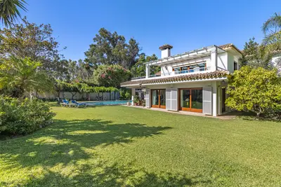 Villa in Estepona East — 3