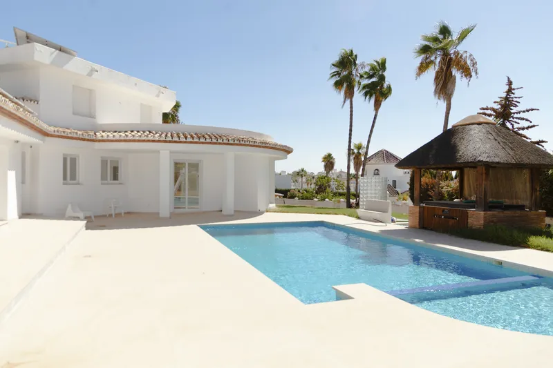Villa in Estepona East